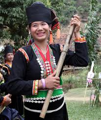 នាងក្រមុំ Kho Mu ១នាក់ដែលចេះលេងឧបករណ៍ភ្លេងជាច្រើនជាងគេ។